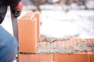 Cum să construiești o casă ieftină și eficientă energetic